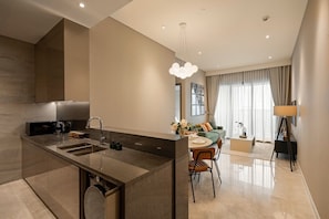 Appartement Deluxe, 2 chambres, cuisine, vue sur la ville | Cuisine privée | Réfrigérateur, un four, surface de cuisson, cuiseur à riz