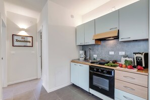 Refrigerador, microondas, placa de cocina, cafetera/tetera