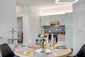 Appartement familial, plusieurs chambres, au bord du lac (Appartamento 30 Nodi 2 Torbole-Arco) | Cuisine privée | Réfrigérateur, four à micro-ondes, surface de cuisson, cafetiÚre-théiÚre