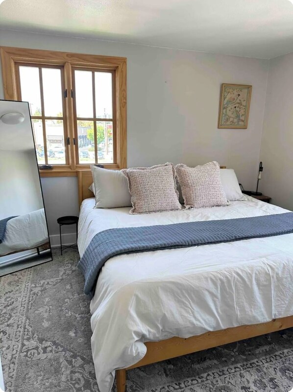 1 bedroom, WiFi, bed sheets - Shaffer's Flat - Stay and play IN downtown Bend! (Bend)