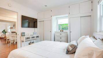 1 bedroom, desk, internet, bed sheets