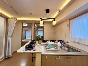 冷蔵庫、電子レンジ、コンロ、電気ポット