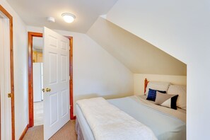 1 bedroom, iron/ironing board, WiFi, bed sheets - Loganton Townhome, Near Fly Fishing & Hiking! (Loganton)