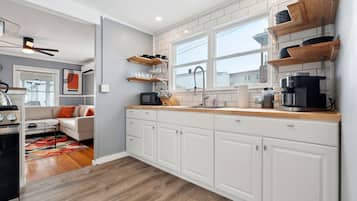 Een koelkast, een microgolfoven, een oven, een kookplaat