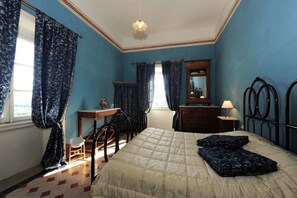 6 bedrooms, iron/ironing board, WiFi, bed sheets