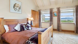 4 soverom, skrivebord, strykejern/-brett og reiseseng for barn