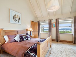 3 bedrooms, desk, iron/ironing board, travel crib