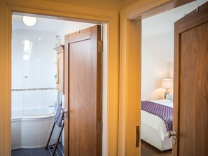 3 dormitorios, tabla de planchar con plancha, wifi gratis y ropa de cama