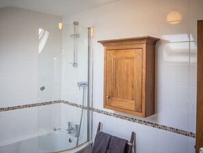 Dusj, hårføner og håndklær