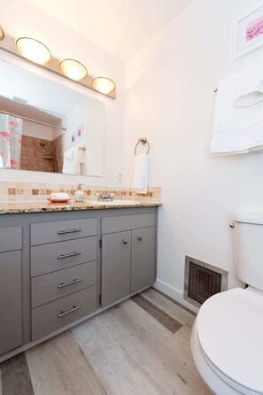 Douche, sĂšche-cheveux, serviettes fournies, savon