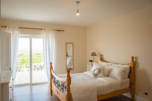 3 室のベッドルーム、WiFi (無料)、ベッドシーツ