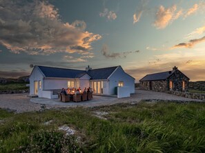 Une maison dotée d’un patio et d’une construction en pierre.