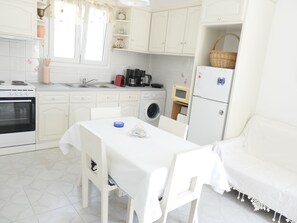 Fridge, microwave, oven, coffee/tea maker