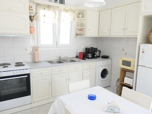 Fridge, microwave, oven, coffee/tea maker