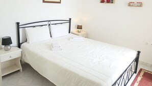 2 slaapkamers, een strijkplank/strijkijzer, internet, beddengoed