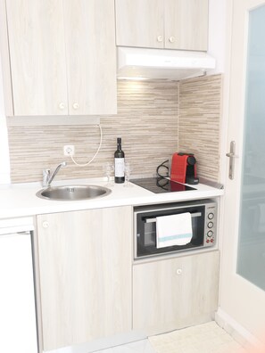 Refrigerador, horno, cafetera y tetera y tostadora 