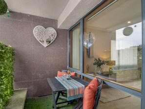 Outdoor dining - Robins Nest (Clifden)