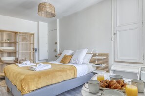 Desk, iron/ironing board, travel cot, WiFi