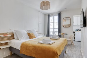 Een bureau, een strijkplank/strijkijzer, reisbedje, wifi