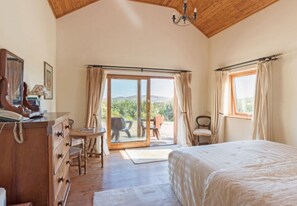 6 bedrooms, iron/ironing board, free WiFi, bed sheets