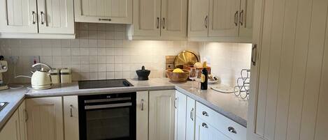 Jääkaappi, mikroaaltouuni, uuni, liesi