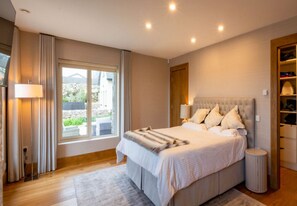 6 bedrooms, iron/ironing board, free WiFi, bed sheets