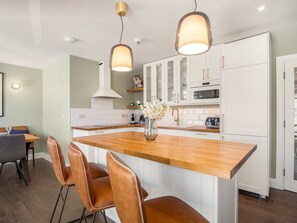 Fridge, microwave, oven, dishwasher - The Executive @ Clifden Boutique (Clifden)