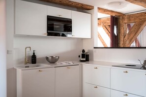 Geladeira, micro-ondas, cooktop, lava-louças