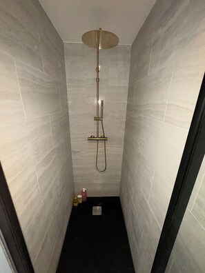 Shower, hair dryer, towels, soap - La Suite Curial, Appartement de Ville, Design & Moderne (Paris)