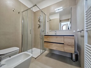 Douche, sèche-cheveux, bidet