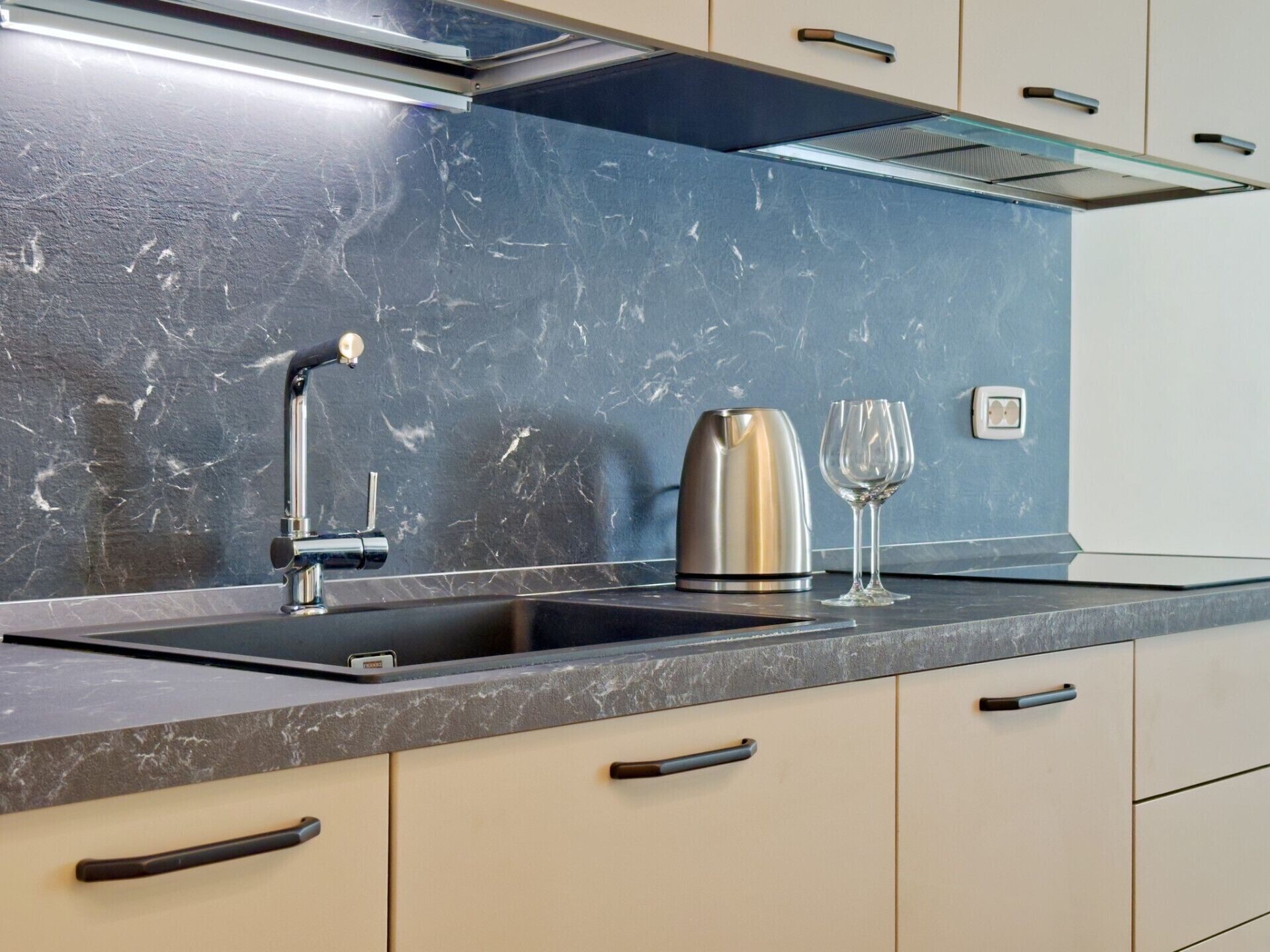 Frigorifero, microonde, forno, piano cottura