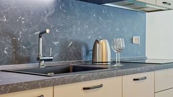 Frigorifero, microonde, forno, piano cottura