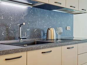 Kühlschrank, Mikrowelle, Ofen, Herdplatte