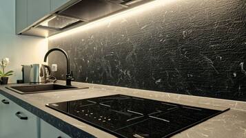 Kühlschrank, Mikrowelle, Ofen, Herdplatte