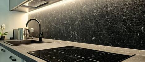 Kühlschrank, Mikrowelle, Ofen, Herdplatte