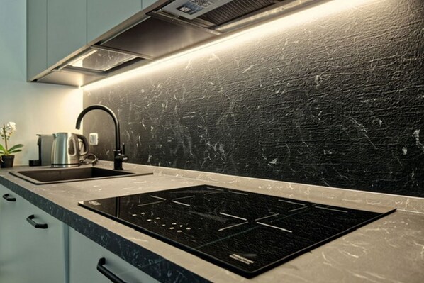 Kühlschrank, Mikrowelle, Ofen, Herdplatte