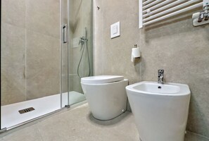 Doccia, asciugacapelli, bidet