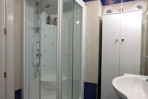 Dusj, hårføner, håndklær og såpe