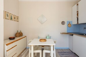 Fridge, oven, stovetop, cookware/dishes/utensils