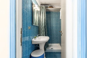 Regadera, secadora de cabello, bidet, toallas 