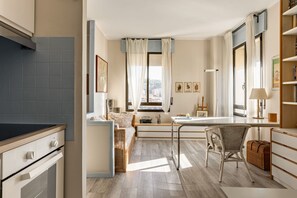 Fridge, oven, stovetop, cookware/dishes/utensils