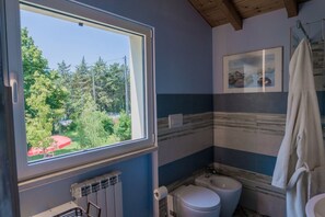 Bruser, hårtørrer, bidet, håndklæder