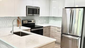 Réfrigérateur, micro-ondes, four, plaque de cuisson