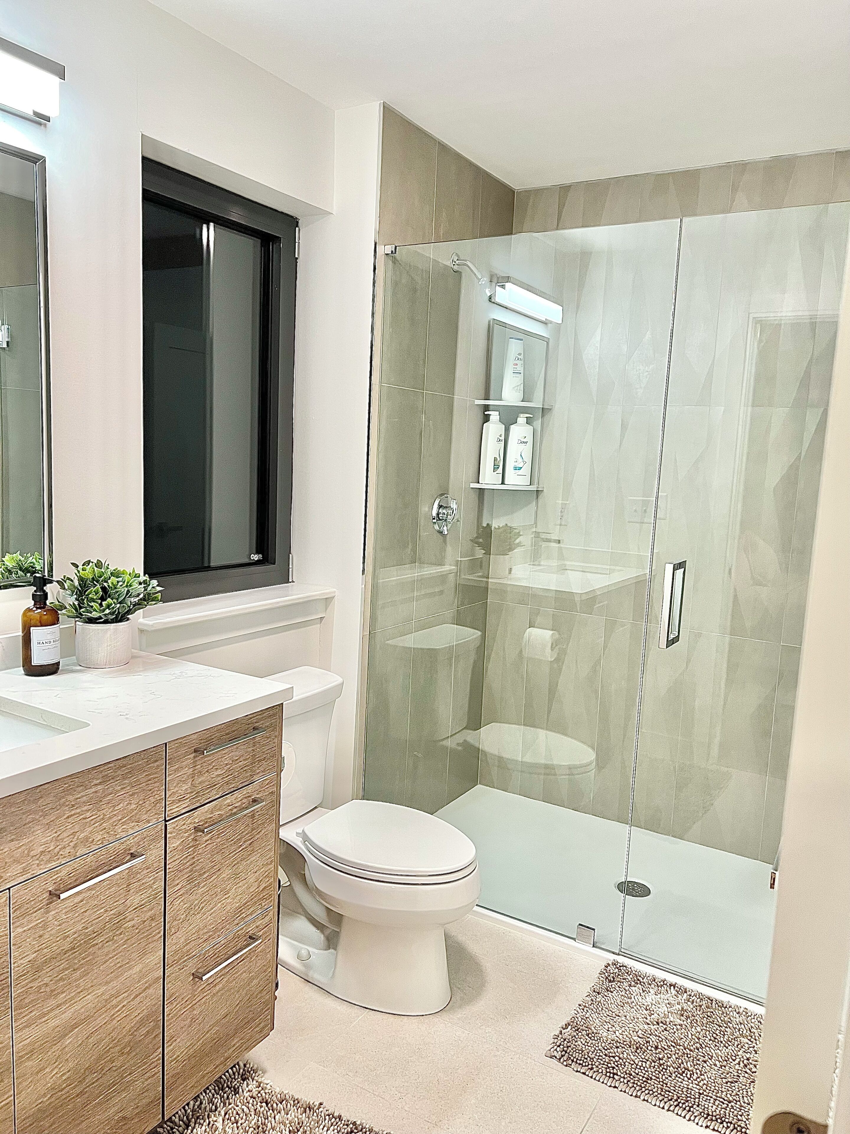 Douche, sèche-cheveux, bidet, serviettes fournies