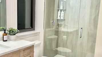 Douche, sèche-cheveux, bidet, serviettes fournies