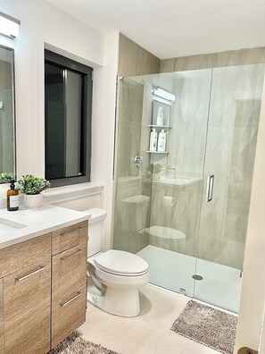 Dusche, Haartrockner, Bidet, Handtücher