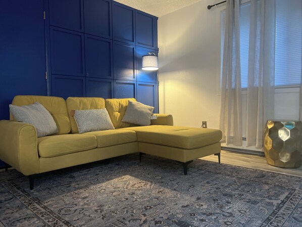 Smart TV - Minutes from downtown Anchorage quiet, gorgeous two bedroom! (Anchorage)