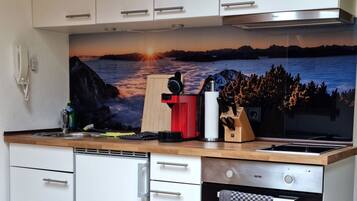 Fridge, oven, stovetop, coffee/tea maker