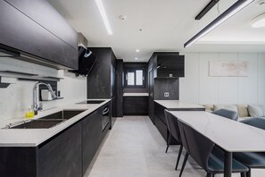 Partial Ocean Terrace Suite Two Room | 私人廚房 | 大型冰箱、微波爐