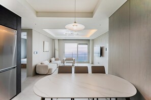 Ocean Terrace Suite Three Room | Spiseområde på rommet